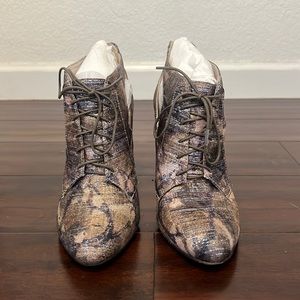 Brand new only worn once Louise et cie size 7M